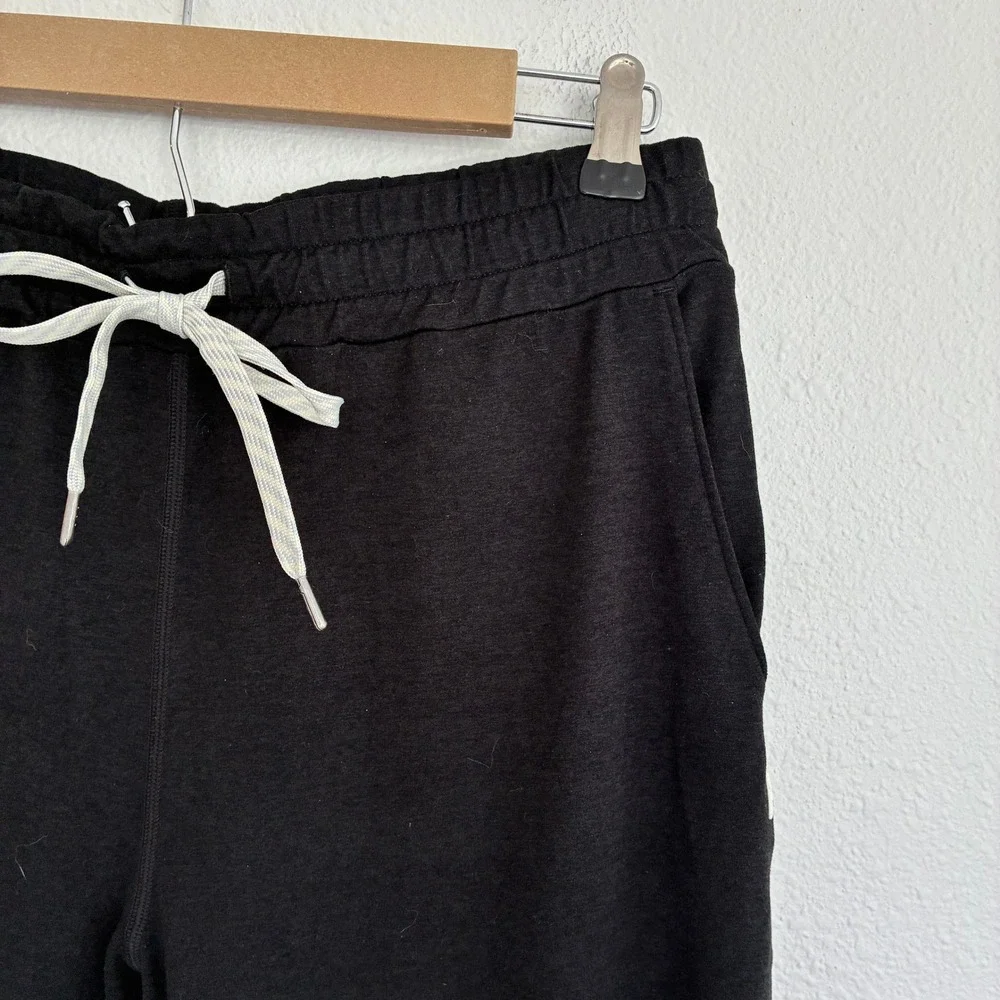 Vuori Performance Crop Joggers Women M Charcoal Gray Drawstring Soft Knit Pants